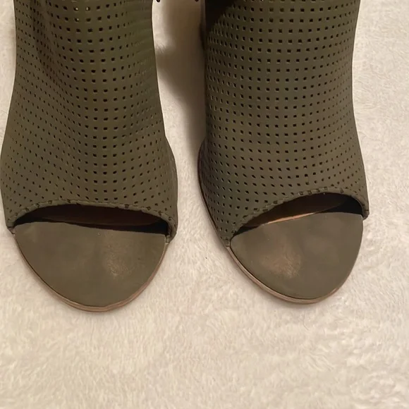GUC Olive Green Heels, size 8 - Picture 8 of 8
